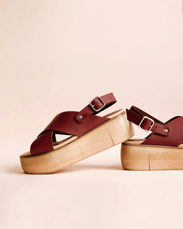 Sandalias con plataforma: cómo combinarlas sin parecer disfrazada