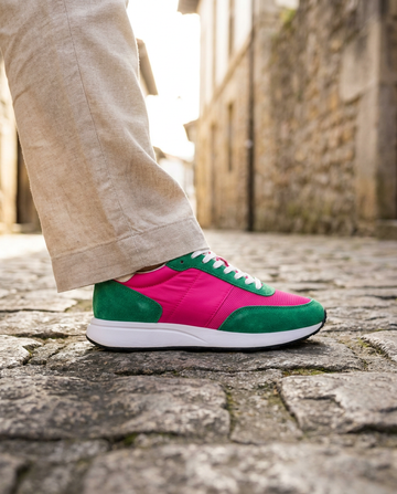 Sneakers beige sobre adoquines de Llanes