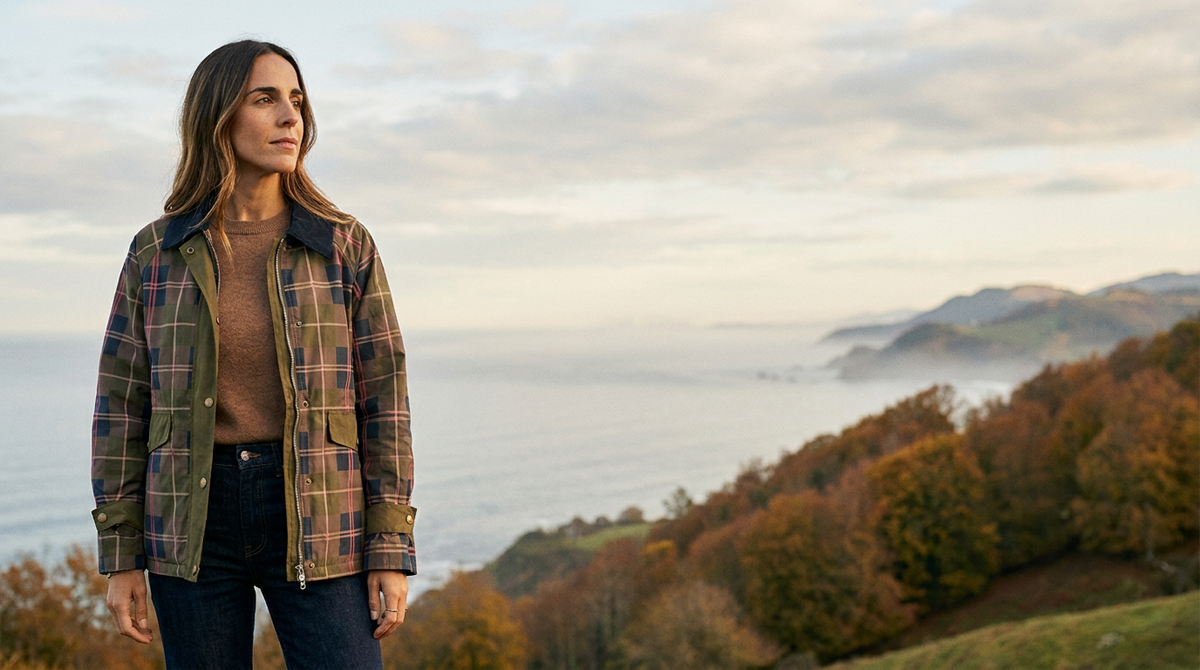 Chaqueta de cuadros Marta en la costa cántabra en otoño — Andrómeda Moda1621243260e1af0c20-100