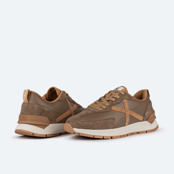 Zapatillas Munich Versatile 22 Marrón – Para los que Viven el Estilo sin Límites - Imagen 2