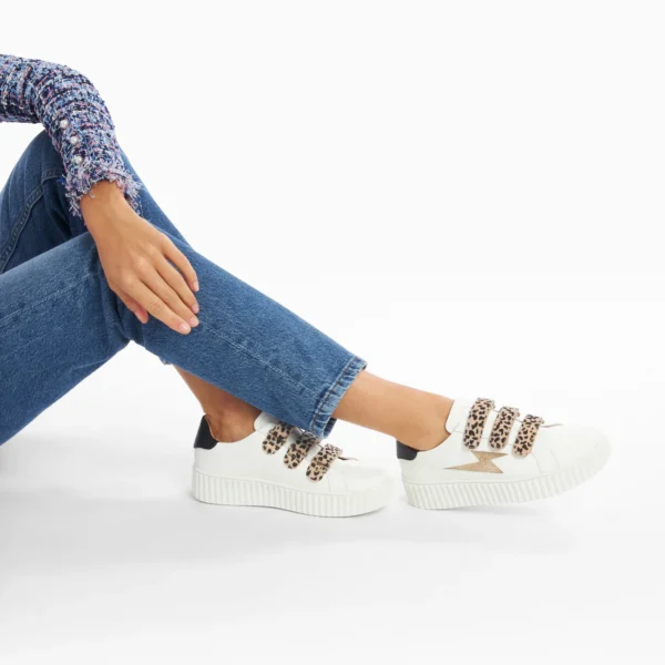 Zapatillas para mujer Vanessa Wu Maggie en Blanco y Oro con Cierres de Velcro de Leopardo – Estilo y Comodidad en Cada Paso - Imagen 5