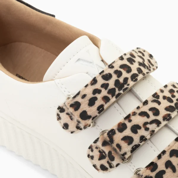 Zapatillas para mujer Vanessa Wu Maggie en Blanco y Oro con Cierres de Velcro de Leopardo – Estilo y Comodidad en Cada Paso - Imagen 2